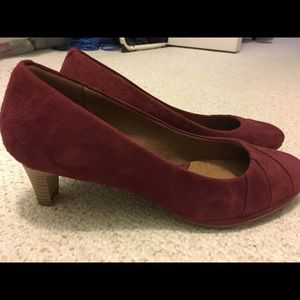 Soft Eurosoft red pump.  10.  Never worn.